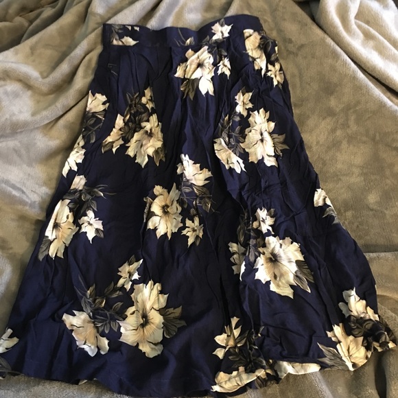 Sag Harbor Dresses & Skirts - Small skirt Sagoha navy blue with flower